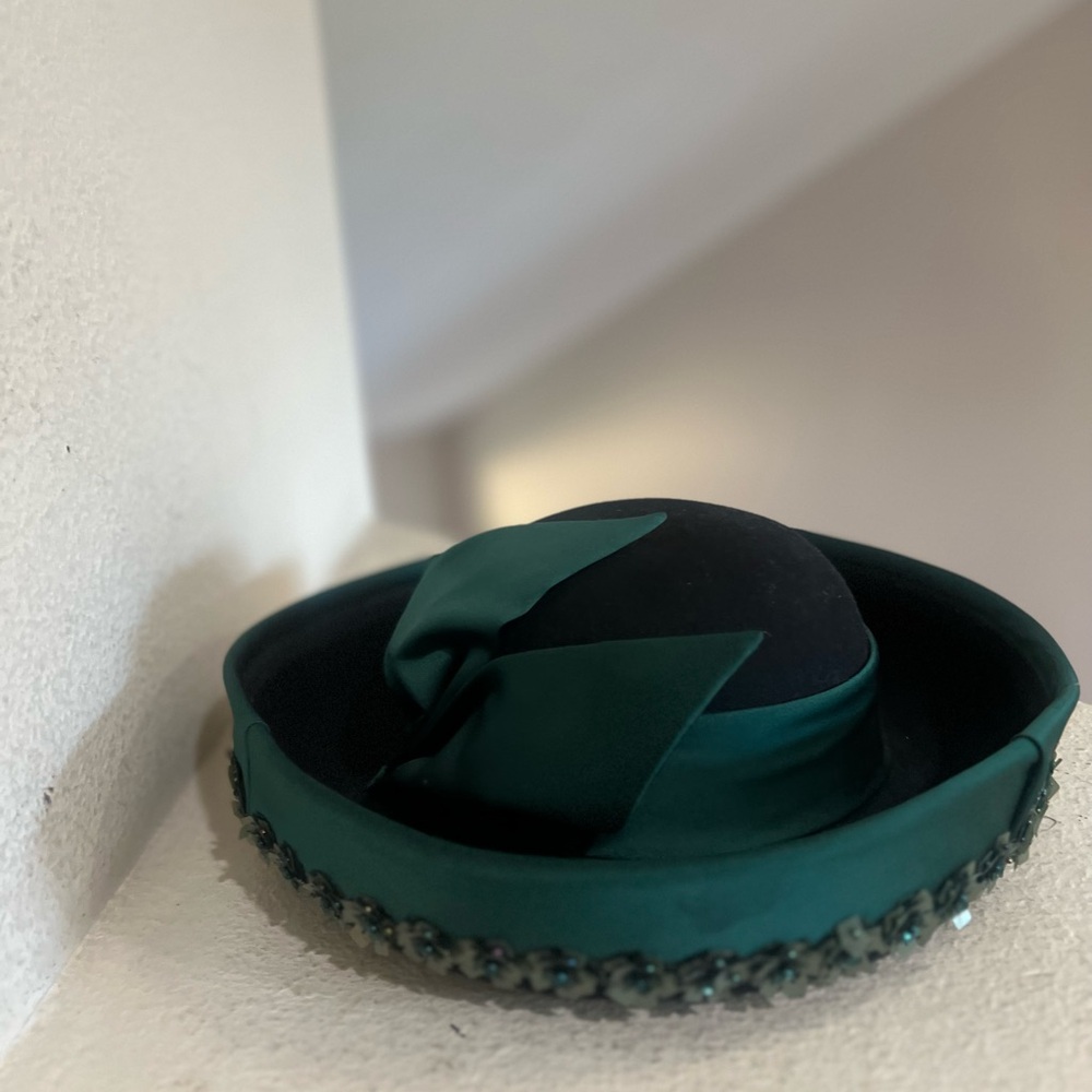 WHITTALL & SHON Vintage HAT Green 100% Wool Felt CHURCH DERBY Rhinestone Beaded - Picture 7 of 12